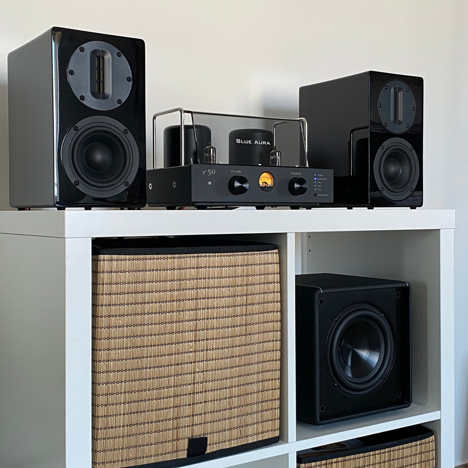 Sistemi audio completi Blue Aura con amplificatore valvolare e giradischi in ambiente domestico moderno.