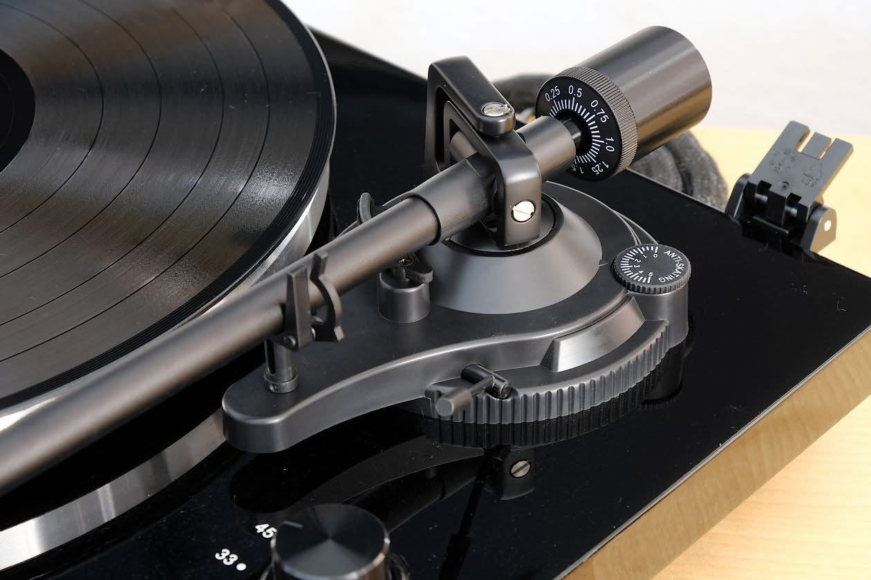 Detailed review close-up from the German HiFi-IFAs test, focusing on the precision tonearm assembly of the Blackline PG2 turntable, highlighting the adjustable counterweight and anti-skating control.